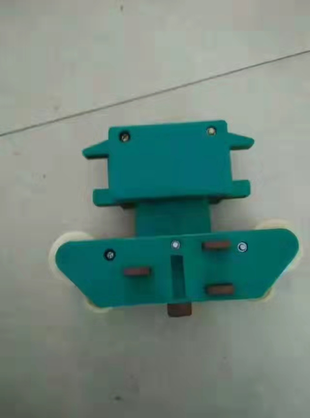 四級集電器